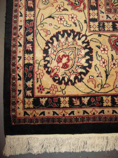 Ghoum Lotus Carpet | 12'6" x 9'1" | Home Decor | Wool Area Rug